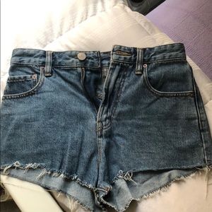 BDG JEAN SHORTS SIZE 26 (LIKE NEW)